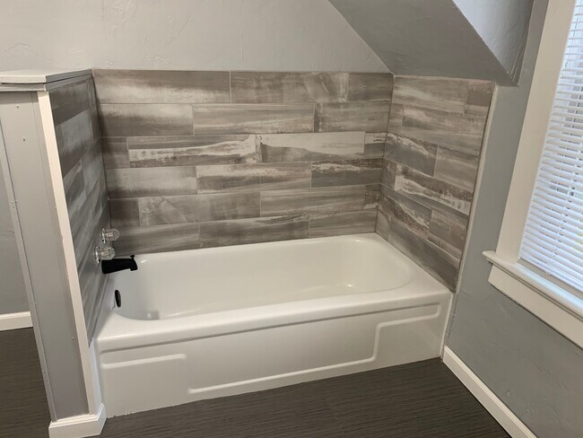 Upstairs Bathroom - 409 State St E