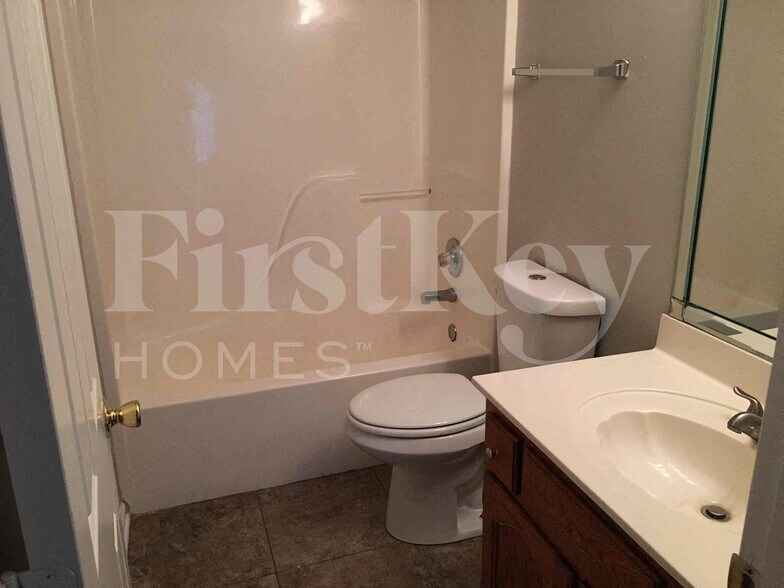 Building Photo - 7601 Broken Hickory Dr