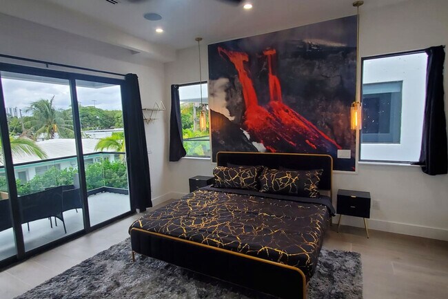 Building Photo - 547 NE 16th Ave