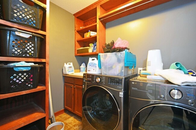 Building Photo - Spacious 5-Bed 4-Bath Home Available in Chaska - Great Location!