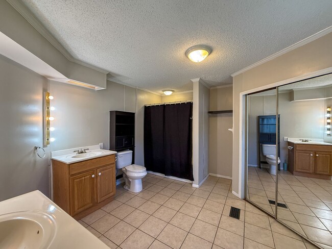 Building Photo - 3 bedroom 2 bath mobile home with tons of ...