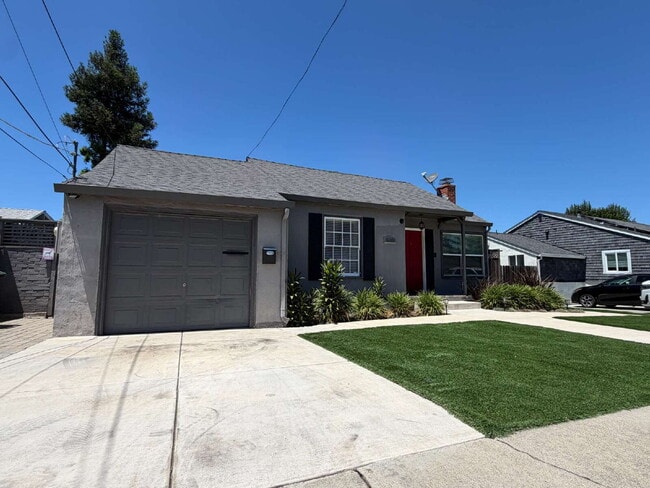 Building Photo - "Charming 3-Bedroom Oasis with Granite Elegance & Hardwood Warmth in Concord!"
