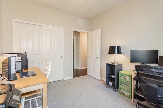 Building Photo - Exquisite 5 bedroom 4 bathroom home with fresh paint and new carpet waiting for you!