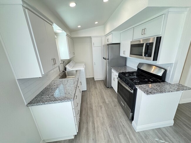 Building Photo - 253 Ogle St