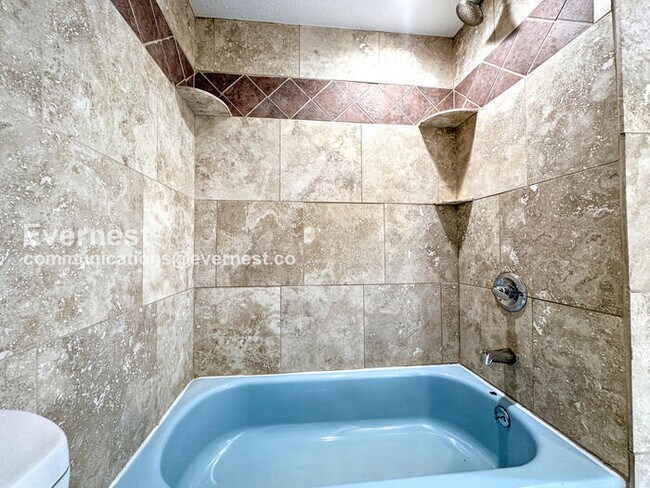 Building Photo - 1336 Kalamath St