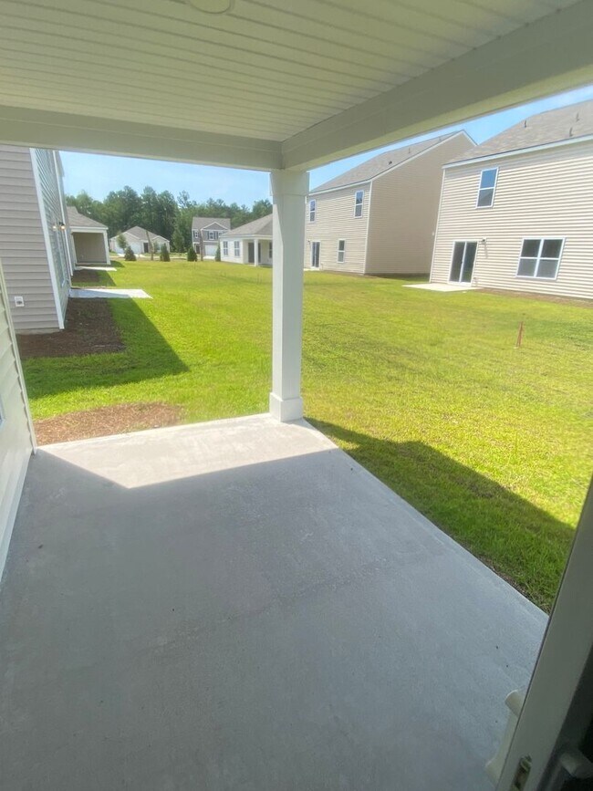 Building Photo - Introducing a stunning 3 bedroom, 2 bathroom home