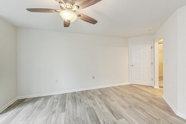 Building Photo - Renovated 2BD/2BA with 1 Reserved Parking ...