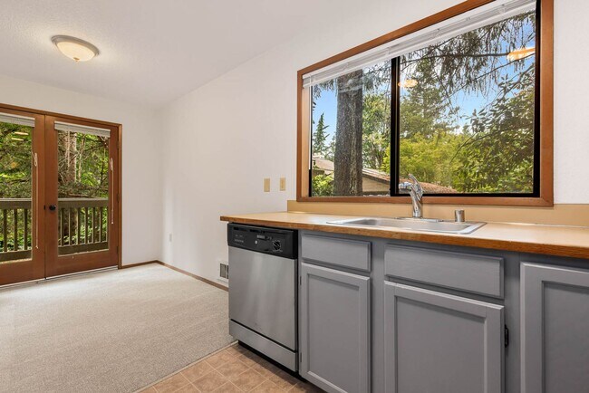 Building Photo - Beautifully Updated 2-Bedroom, 2-Bath Condo Near Downtown Kirkland