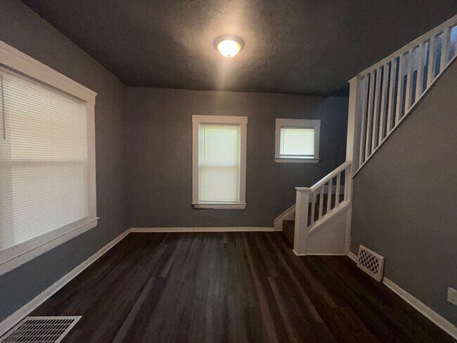 Building Photo - Charming 3-Bedroom Property in Prime Location