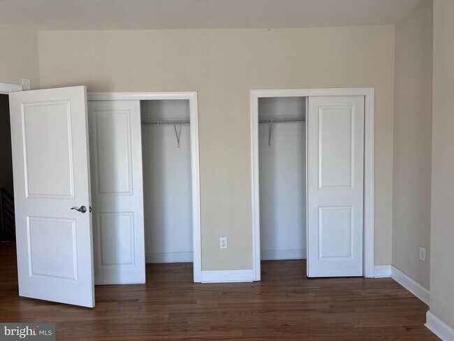 Building Photo - 1400-14 S Darien St