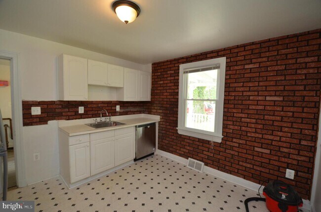 Building Photo - 6201 Shady Side Rd