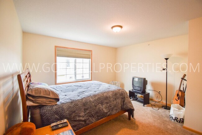 Building Photo - 2 Bedroom 2.5 Bathroom In West Des Moines with 2 car garage attached