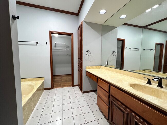 Hers Bathroom - 8000 Donore Pl