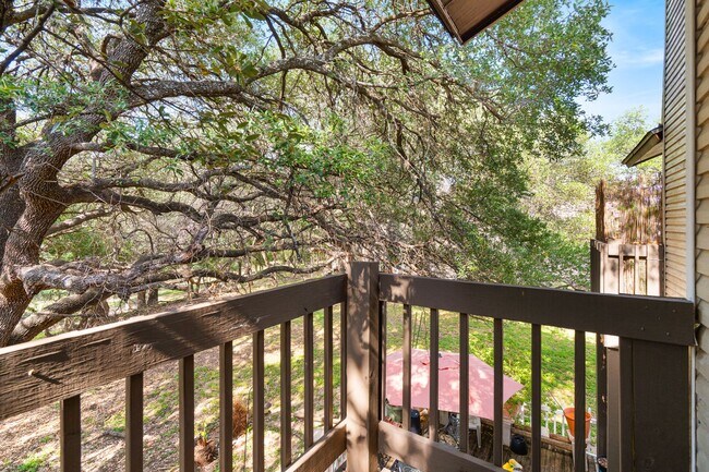 Building Photo - RIVER CROSSING TOWNHOME - 2BD -2.5BA - GREENBELT VIEW - WASHER/DRYER - RESERVED PARKING