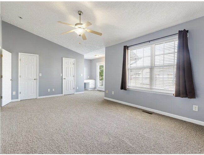 Building Photo - Renovated End-Unit Townhome with Spacious Primary Suite