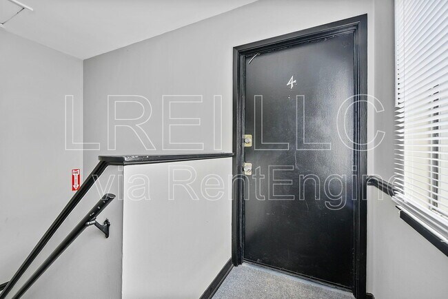 Building Photo - 2421 Lindsay Ave