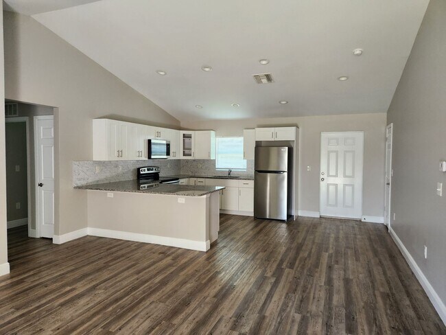 Building Photo - 5012 Dolphin Ct