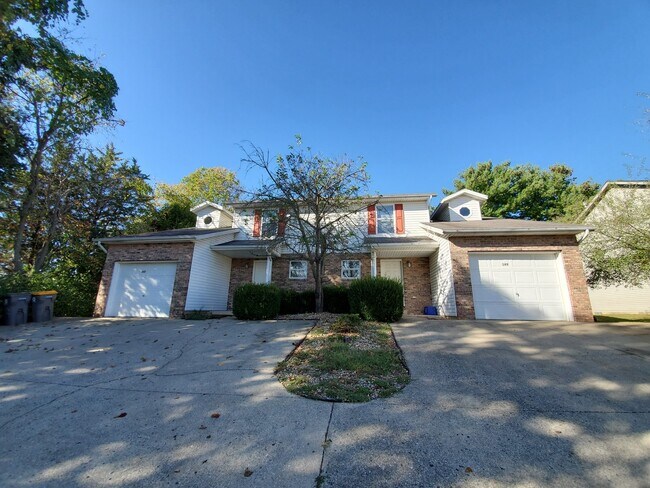 Building Photo - 4 Bedroom Available in July