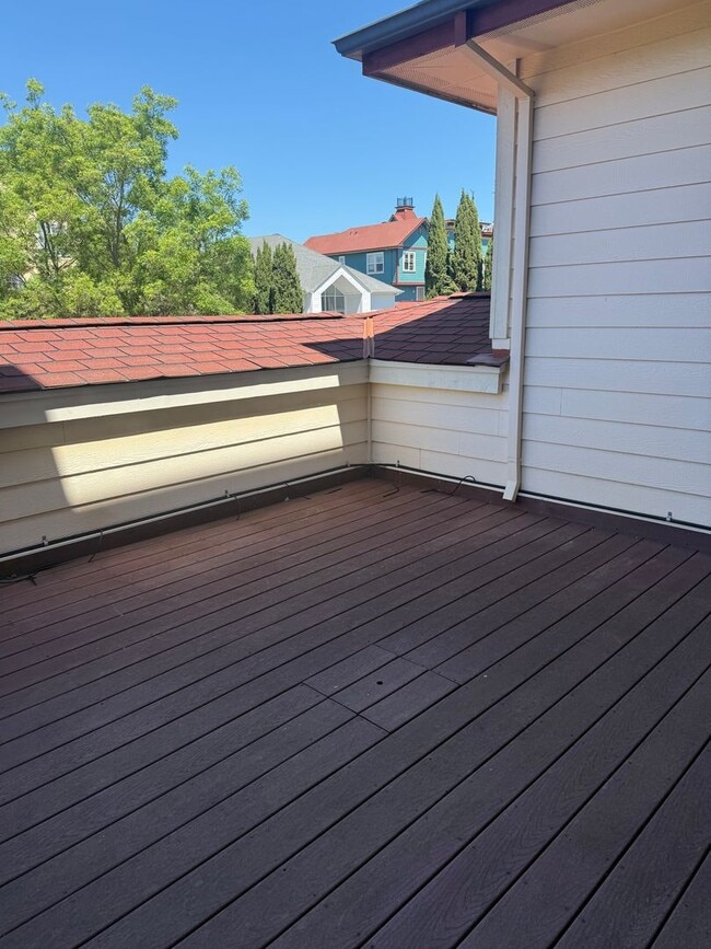 Building Photo - Spacious 3 - Bedroom / 2.5 Bath Condo in Desirable Town Green Village