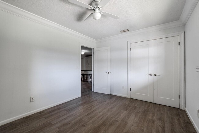 Building Photo - 8642 Sunset Dr