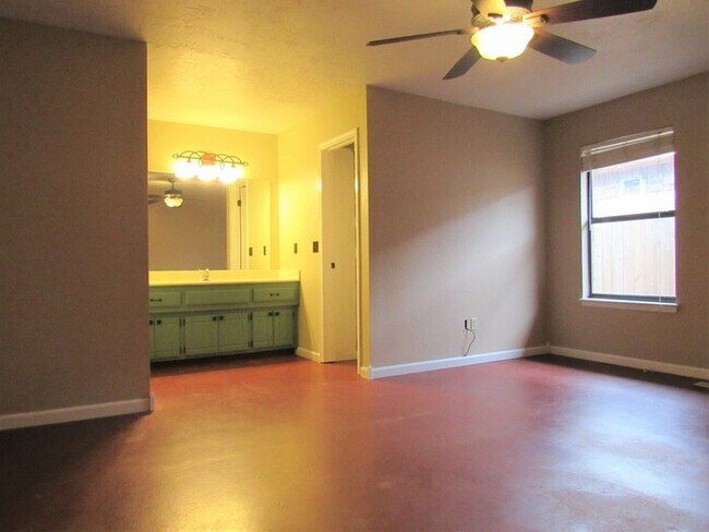 Building Photo - 10340 Exter Ave