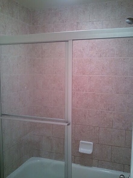 Bath/Shower - 1445 Monroe Dr NE #E37