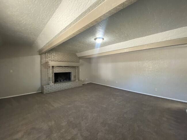 Building Photo - Huge 4 Bedroom in West Tulsa