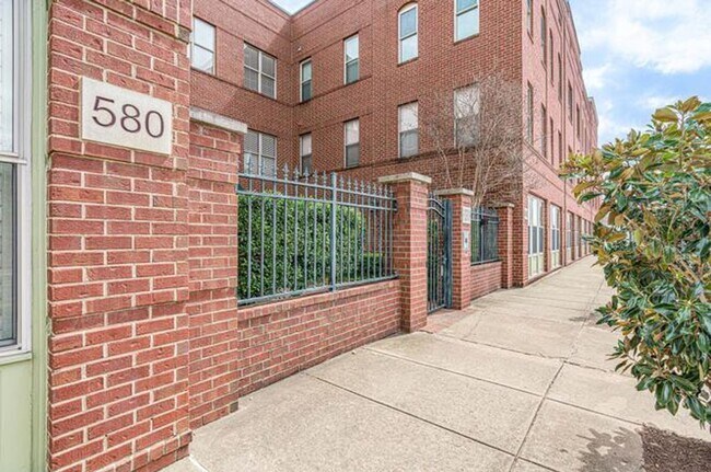 Building Photo - Fully Furnished Gorgeous Downtown 2 Bedroom Condominium - Full Furnished