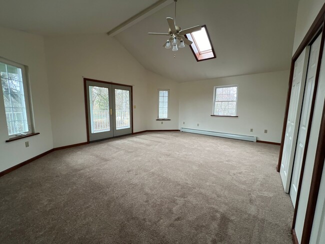 Building Photo - Gorgeous 3 bed, 2 bath home | Lawn Care In...