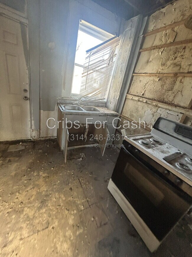 Building Photo - 4923-4925-4925 Suburban Tracks St