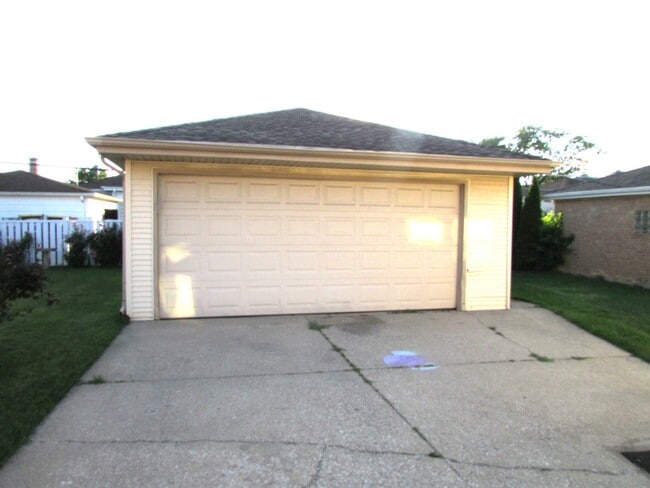 Building Photo - 4620 N Overhill Ave