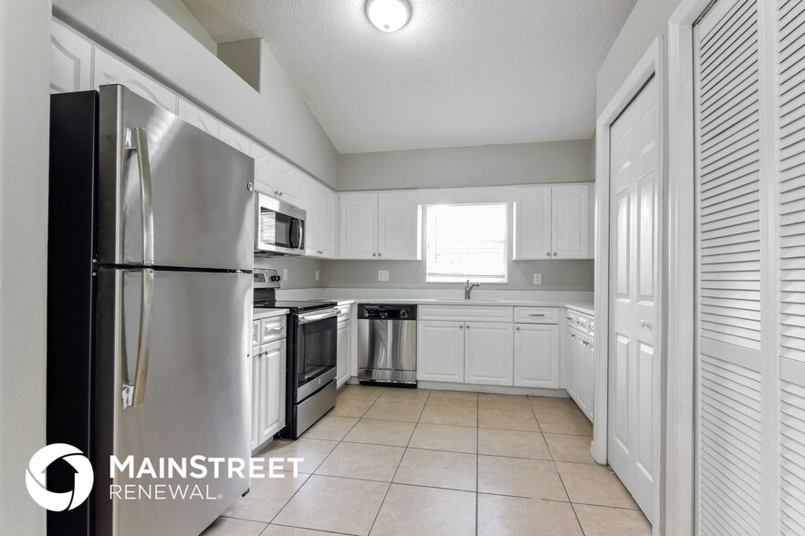 Building Photo - 9503 N Hyaleah Rd