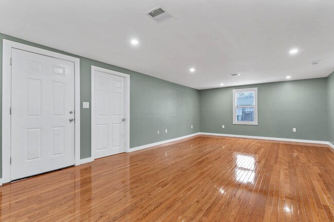 Building Photo - 11 Brett St