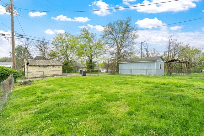 Building Photo - 206 E Springdale Ave