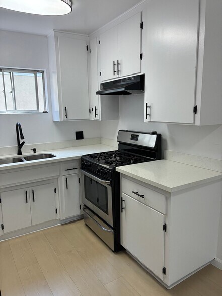 Building Photo - 1250 N Kingsley Dr
