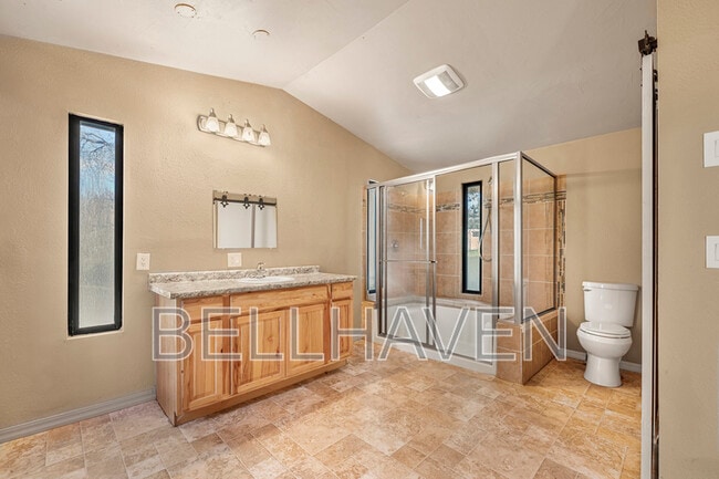 Building Photo - 450 W Elmore Ave