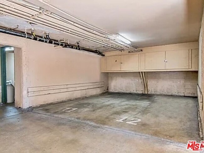 Building Photo - 1112 N Olive Dr