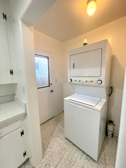 Building Photo - 5534 1/2 Kester Ave