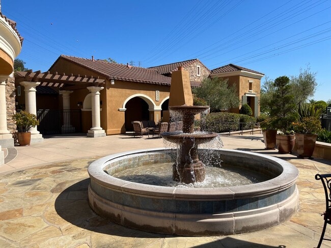 Building Photo - Luxury Tri-Level Townhome – Terraces at Es...