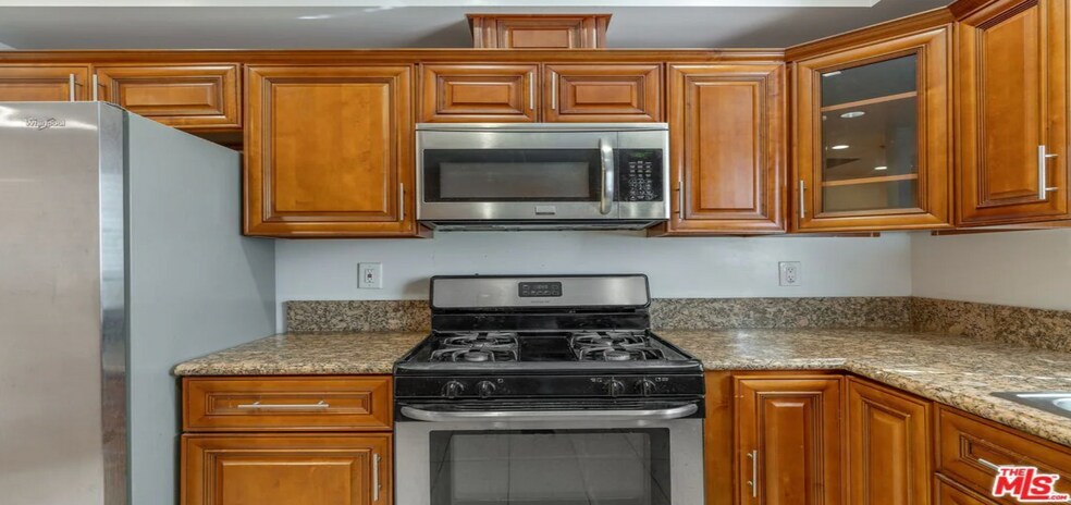 Building Photo - 2020 Hillcrest Dr