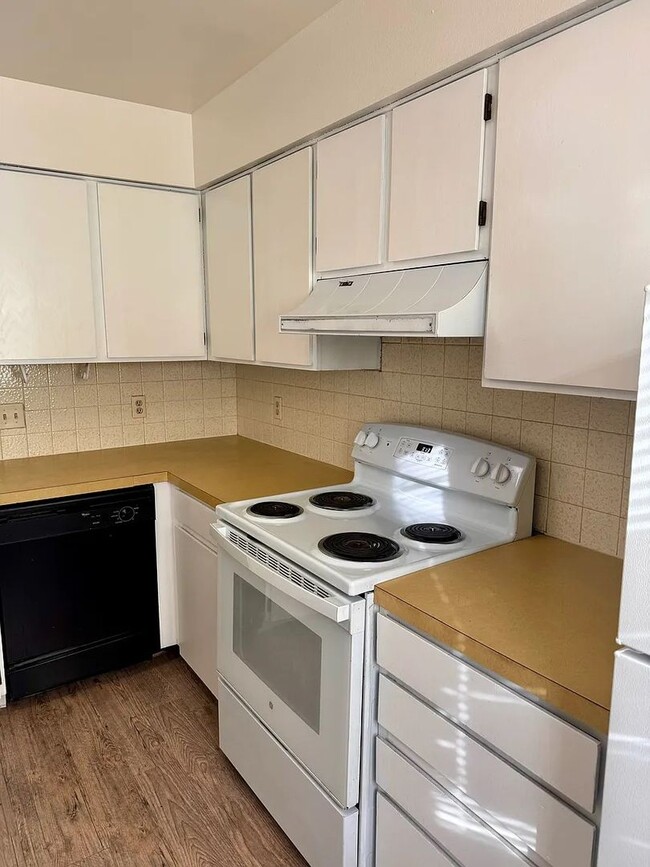 Building Photo - Two Bedroom Condo With  Garage Available F...