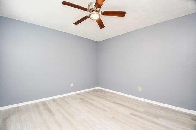 Building Photo - 12015 Osage Park Dr