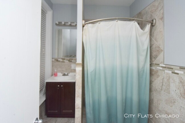 Building Photo - 950 W Addison St