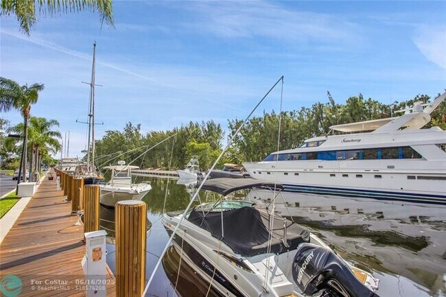 Building Photo - 6253 Bay Club Dr