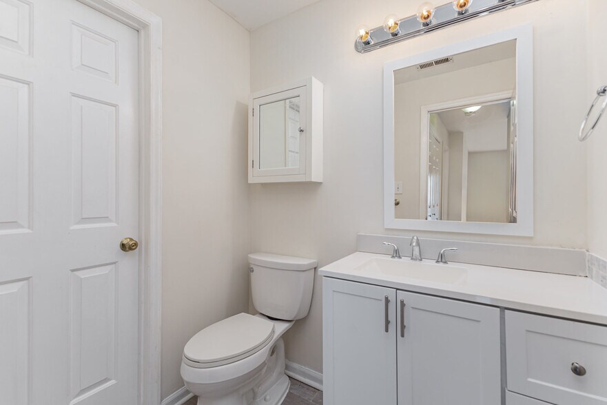 Building Photo - 1101 E Morehead St