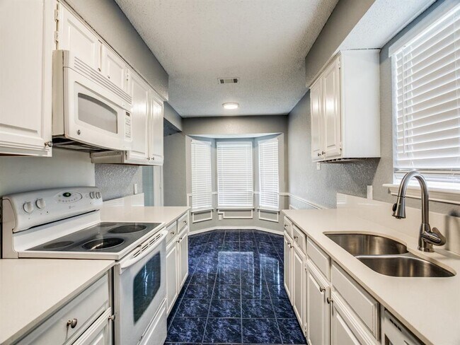 Building Photo - 6607 W Lynn Creek Dr