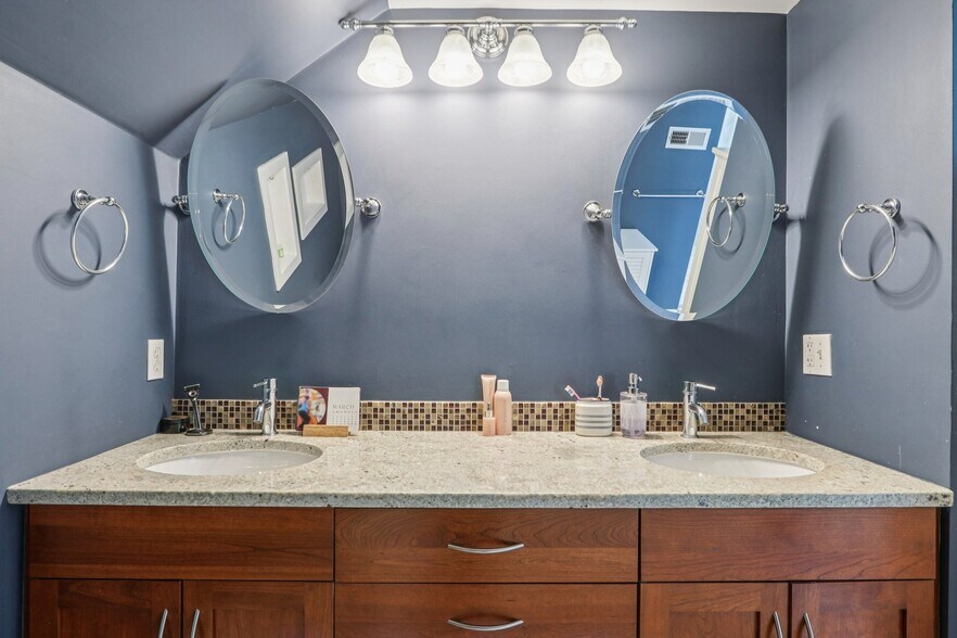 Building Photo - 424 Centre St