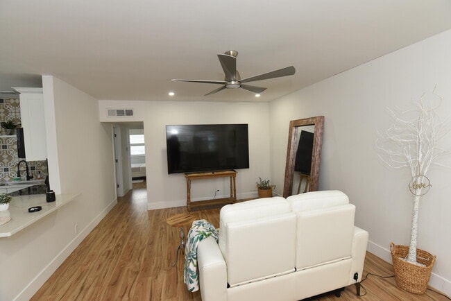 Building Photo - 112 Salisbury E