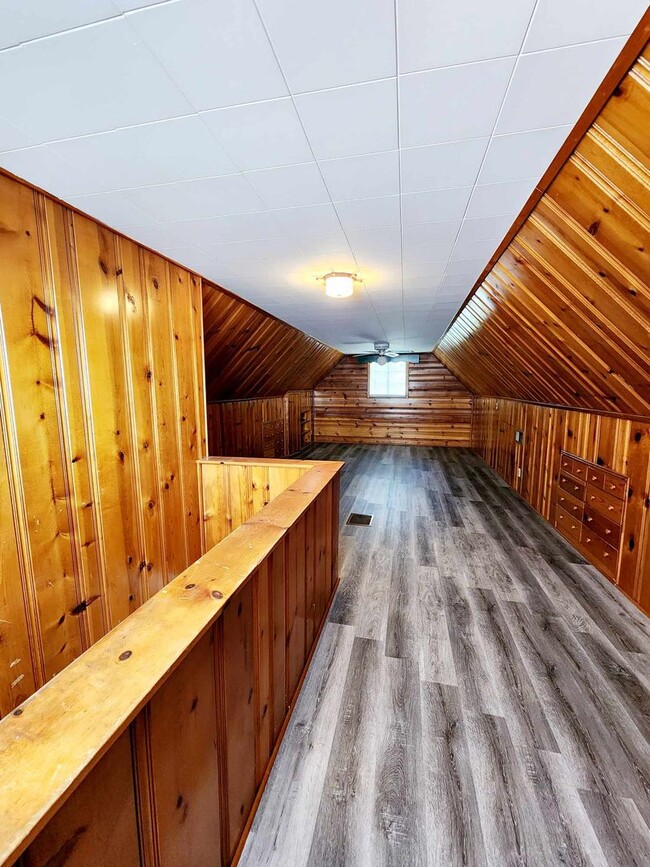 Building Photo - College Hill Rental Available NOW!