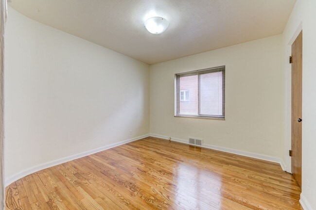 Building Photo - (144) 1154-58 Moorlands Dr.